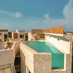 4 Pax Luxury Condo Pool Acces